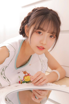 女性の乳頭を凸起しています